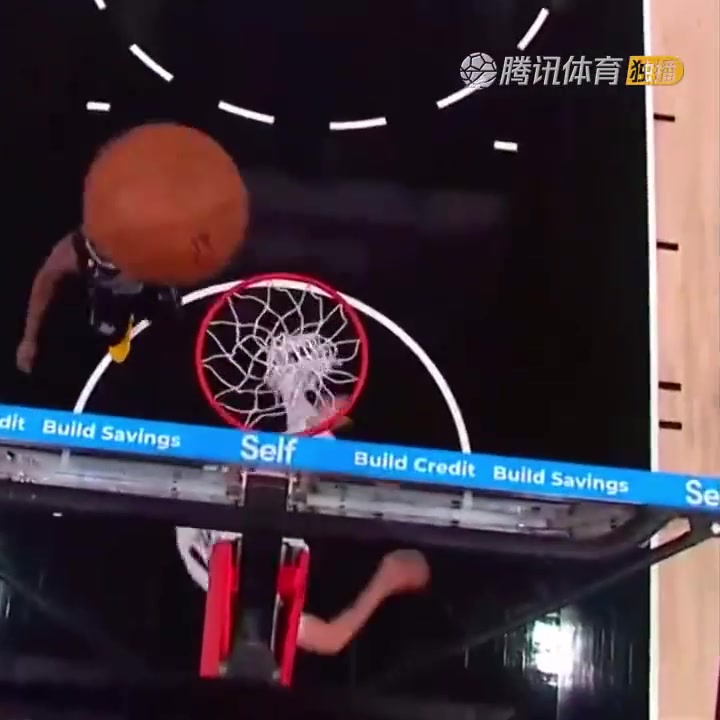 罕見一幕！努爾基奇拋投 球神奇停在籃板上沿 看呆凱爾登?。ㄅ瑺柣婕\）