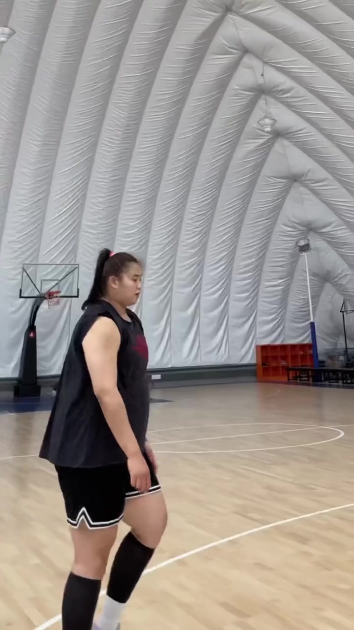 嚯，好魁梧！大寶貝劉禹彤背打你，你能頂住嗎？