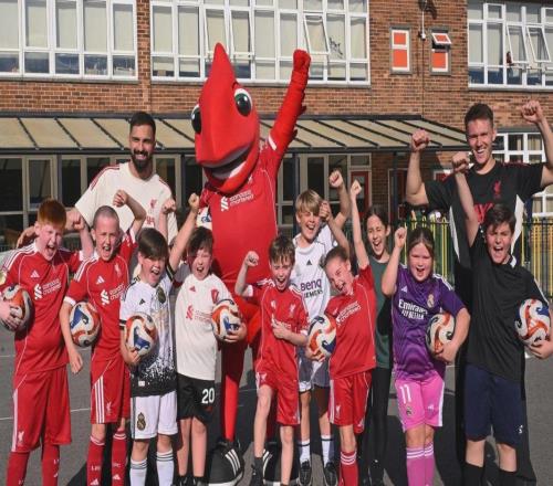 馬馬爾達什維利和伍德曼亮相小學校園，參加慈善基金會行動